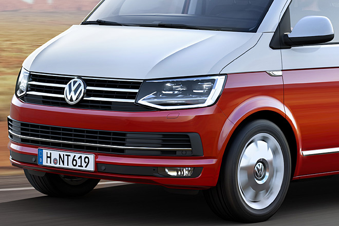 Kennzeichen des T6 sind die neu gezeichneten Scheinwerfer, die strker konturierte Motorhaube und die auf Breitenwirkung bedachte Frontschrze mit nun eckigen Nebelleuchten