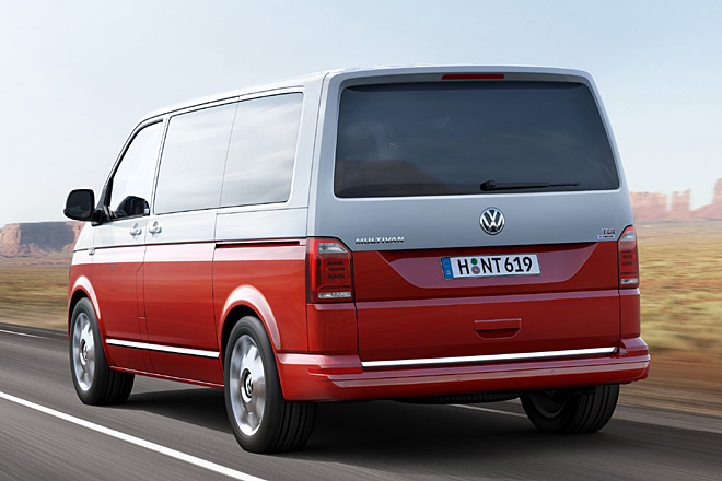 Am Heck entfllt die biedere Griffleiste zugunsten der etwas berdimensionalen Kennzeichenmulde, die serienmig LED-beleuchtet wird. Dazu kommen aufwndigere Rckleuchten und modellabhngig eine Chromleiste