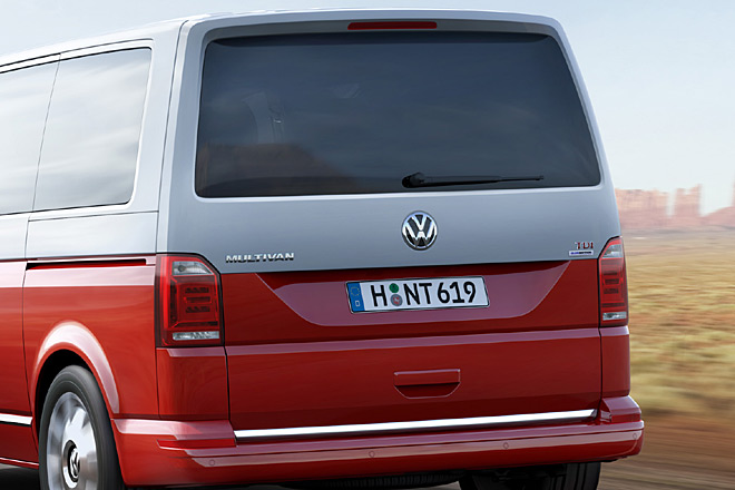 Das Heckfenster luft nach unten nun gerade aus und ist oben weiter eingezogen, die Klappe verfgt optional ber Elektroantrieb, und die Parksensoren sind schner integriert als bislang