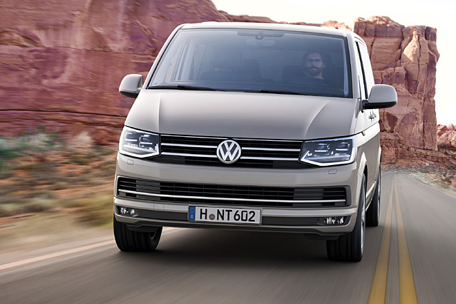 Die Zahl der Chromleisten ist abhngig von der Ausstattungslinie. Im Bild ein Multivan Highline mit Voll-LED-Scheinwerfern und (hier schlecht zu erkennendem) LED-Tagfahrlicht mit aufwndiger Signatur