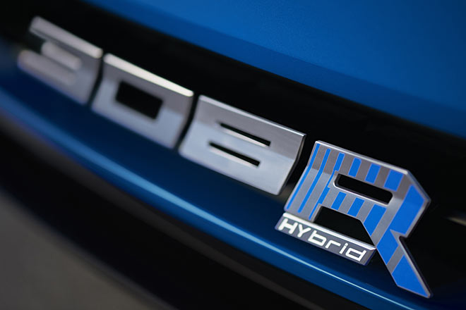 500 PS und 730 Newtonmeter schaufeln die zwei E-Motoren und der Otto-Verbrenner auf die beiden Achsen