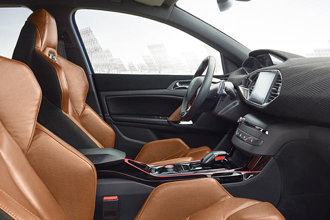 Das Interieur dominieren belederte Schalensitze und der dicke Textilbezug des Armaturentrgers, der laut Peugeot die sonst gngige Unterschumung berflssig machen kann