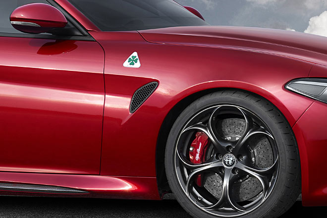 Auffllig sind die lange Motorhaube und die zurckversetzte Kabine. Die Giulia gibt es mit Heck- und Allradantrieb wie beim hier gezeigten Topmodell Quadrifoglio, das mit 510 PS BMW M4 & Co. das Frchten lehren will