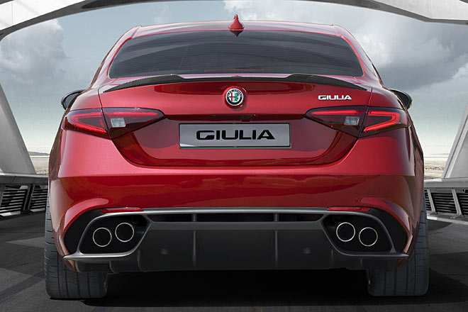 Auffllig, aber gut gemachte Abgasanlage. Auch die restlichen Details sind stimmig umgesetzt, den Kohlefaser-Spoiler tragen die zahmeren Varianten nicht