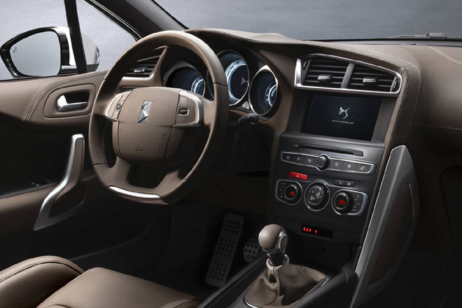 Zwlf Schalter weniger im Interieur durch Aufwertung des Touchscreen-Systems. Anders als in anderen Konzernmodellen bleibt die Klimabedieneinheit konventionell