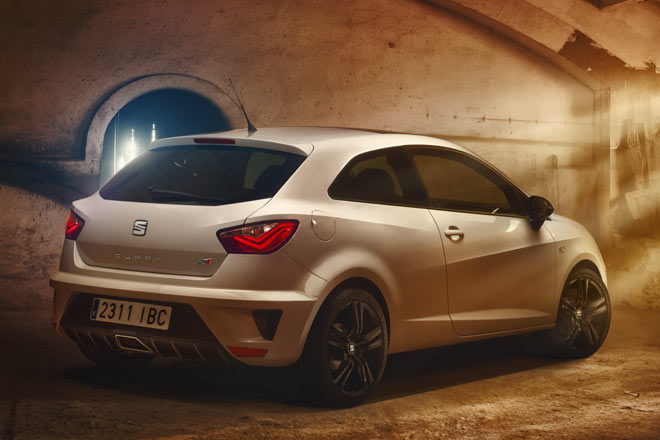 Der anders als der grere Leon Cupra auffllig gestylte und nur dreitrig erhltliche Kleinwagen schafft 235 km/h