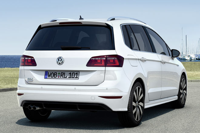 Verchromte Endrohre und abgedunkelte Rckleuchten kennzeichnen das Heck