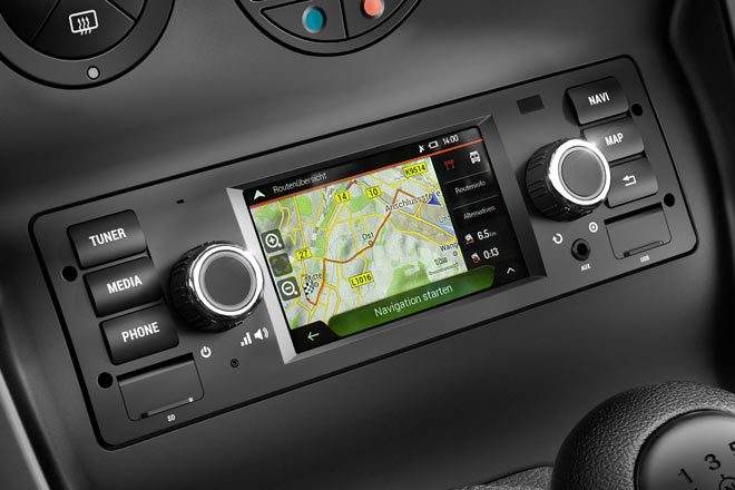 Neu bei den Extras ist ein Navigationssystem, das Bluetooth, DAB-Empfang, USB- und Aux-Buchse sowie einen SD-Kartenslot bietet. Trotz 1-DIN-Formfaktor gibt es ein 3,5-Zoll-Display