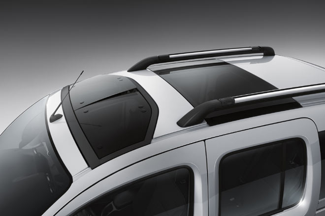 Die Pkw-Varianten in Lang-Ausfhrung knnen ab sofort mit einem geteilten Kipp-Dachfenster ber den Vordersitzen bestellt werden