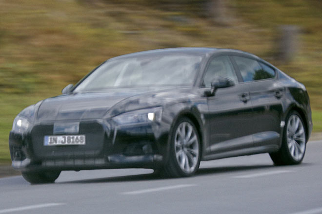 Trotz der Unschrfe sind der tiefe Khlergrill, die Seitenlinie und die nun stehenden Auenspiegel klar zu erkennen