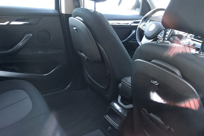 ... wie Kenner auch an der Türverkleidung sehen. Klapptische im Fond als Neuerung