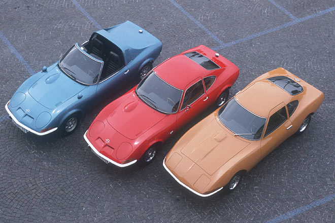 Von einer &raquo;Aero&laquo;-Version (links) abgesehen gab es ihn nur als Coupé. In der Mitte das normale Modell, rechts der Opel Experimental GT von 1965