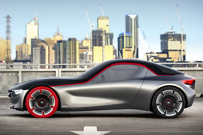 Als Antrieb sorgt ein Dreizylinder-Turbo mit 145 PS, der als Front-Mittelmotor konzipiert ist. Trotz geringen Gewichts sind die Fahrleistungen nicht berauschend