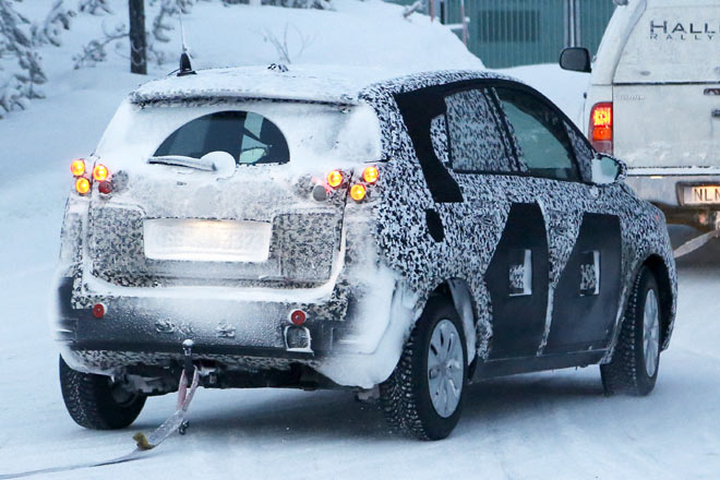 Das Heck kennzeichnet hochgesetzte, geteilte Rückleuchten und eine recht kleine Scheibe