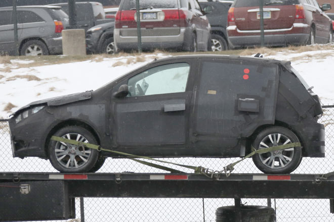 Die Prototypen sind noch stark getarnt. Auffällig sind die Abkehr von stehenden Außenspiegeln und der lange vordere Überhang. Die Felgen tragen schon das Markenlogo, es bleibt bei vier Radschrauben