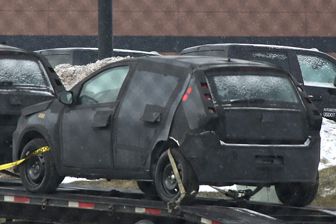 Die hochgesetzten, vertikalen Rückleuchten bleiben offenbar erhalten, ebenso die Kennzeichen-Position im Stoßfänger