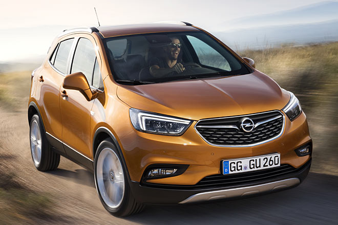 Chic: LED-Tagfahrlicht in Doppelschwingen-Optik. Auch der Kühlergrill hat formal deutlich gewonnen, Kotflügel und Motorhaube musste Opel anpassen