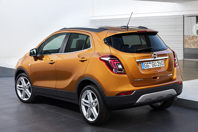 Am Heck beschränken sich die Änderungen auf das Leuchten-Innenleben und die Schürze mit Strahlern und optischem Unterfahrschutz. Die Spalten oben und der unschöne Griff bleiben erhalten