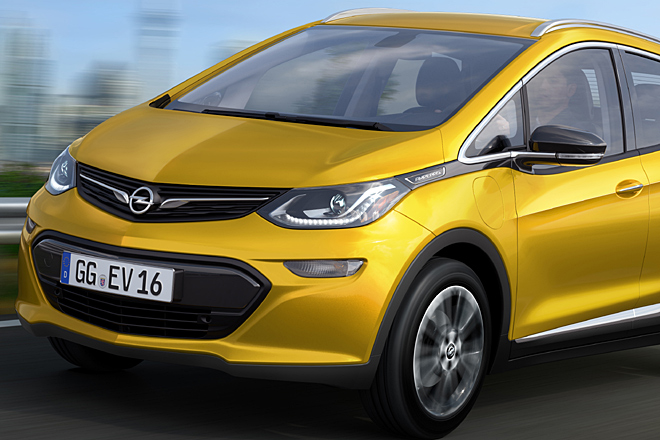 Namensschildchen seitlich und eine geschwungene Fensterlinie kennt man von anderen Opel-Modellen. Das Tagfahrlicht ist nicht markentypisch, denn der Ampera-e ist ein klassisches Beispiel für Badge Engineering: &raquo;