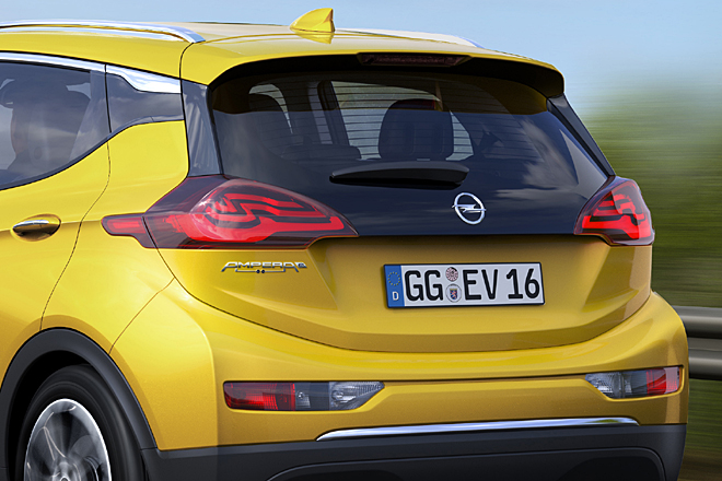 Die Gestaltung der C-Säule kennt man u.a. vom neuen Astra, auch eine schwarze Heckklappe ist nichts Besonderes mehr. Insgesamt wirkt der Wagen aber optisch recht gefällig