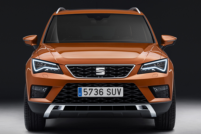 Kühlergrill und Lichtsignatur entsprechen dem Markenstandard, auffällig ist der geringe Anteil lackierter Flächen