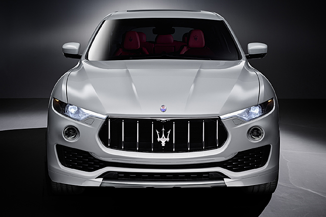 Die Front wird von flachen, bis an den großen Grill reichenden Scheinwerfern bestimmt