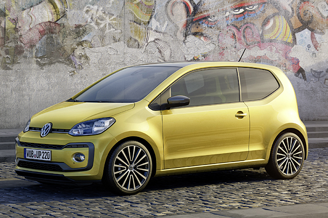 Die Scheinwerfer verfügen endlich serienmäßig über LED-Tagfahrlicht, der Kühlerschlitz wächst leicht und erhält eine Chromleiste