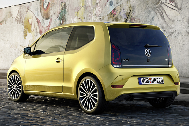 Am Heck gibt es ebenfalls eine Chromleiste und eine wohl stärker getönte Heckscheibe. Außerdem kommt eine kürzere Antenne zum Einsatz