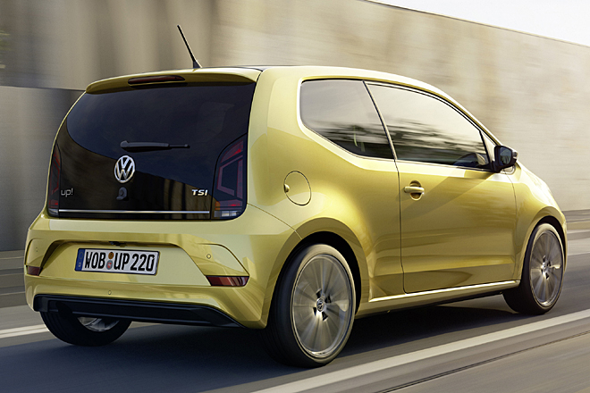 Neue Heckschürze mit breitem, &raquo;schmollendem&laquo; Kennzeichen-Einsatz und integrierten Rückstrahlern. Das Kennzeichen wird künftig doppelt und LED-beleuchtet