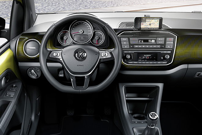 Völlig neue Radios mit bis zu fünf Zoll großem Farbdisplay und multifunktioneller Handy-Anbindung sowie optional eine Klimaautomatik ergänzen die Ausstattungen