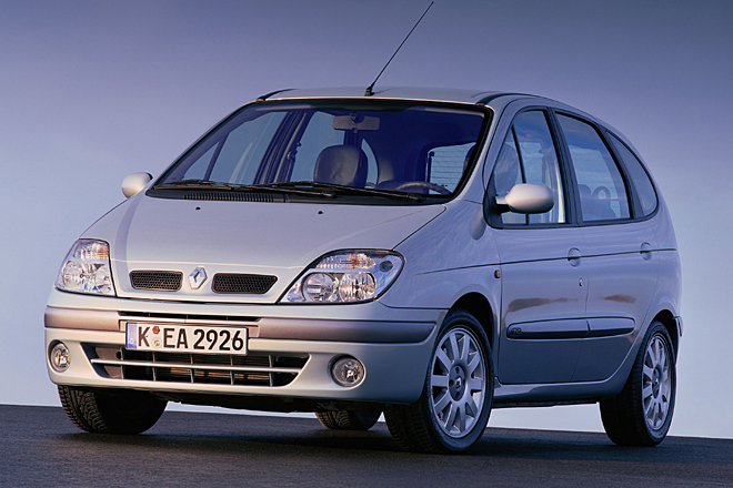 Der erste Scénic gehörte 1996 zu den Wegbereitern der Kompaktvan-Klasse. Bild zeigt ein Facelift-Modell von 2002