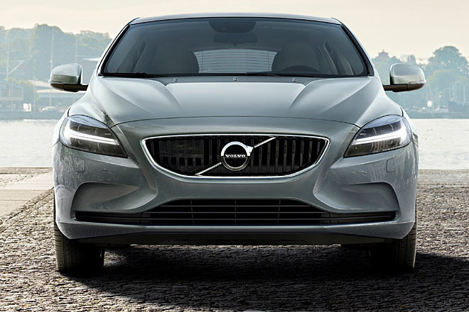 Es schlägt die Brücke zu den neuen 90er-Modellen. Außerdem trägt der Kühlergrill nun vertikale statt horizontale Streben und das aktualisierte Volvo-Logo