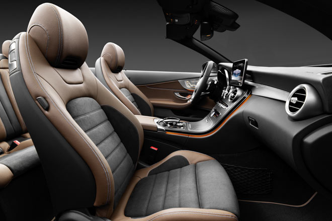 Vom Coupé abgeleitet sind die Sportsitze in Integraloptik mit kräftigen Seitenwangen, formintegrierter Kopfstütze sowie der optionalen Kopfraumheizung AIRSCARF