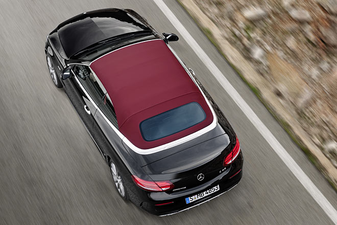 Die Heckscheibe besteht natürlich aus Glas, das Verdeck öffnet und schließt vollautomatisch in knapp 20 Sekunden bis 50 km/h