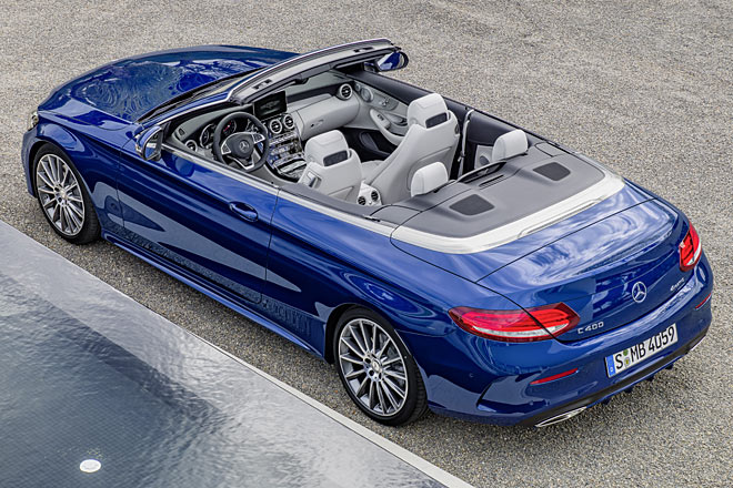 In den Maßen entspricht das Cabrio bis auf wenige Millimeter dem Coupé. Es handelt sich natürlich um einen Viersitzer