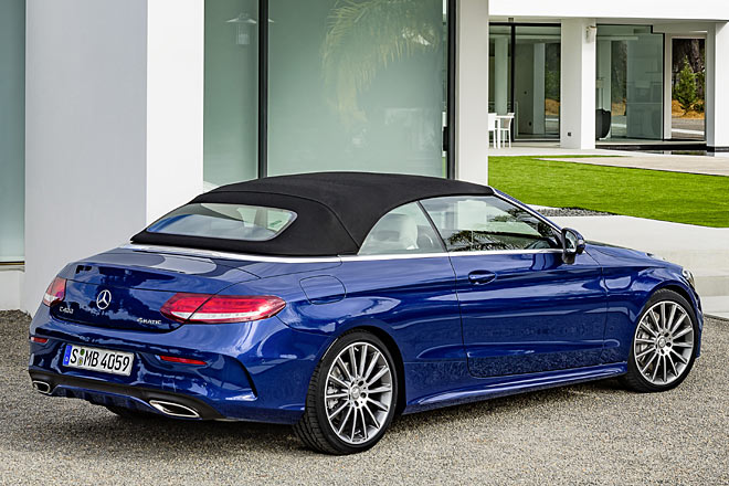 Vorübergehend geschlossen: Und so sieht das Auto mit aufgezogener Mütze auf. Die gibt es in vier Farben, wenn man Aufpreis für das besonders gedämmte Akustikverdeck zahlt