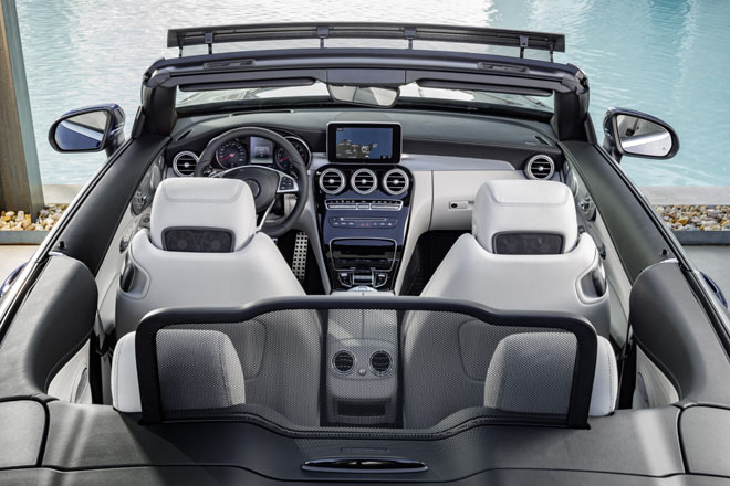 Blick ins Interieur: Wer das Coupé kennt, kennt das Cabrio. Der Windabweiser am Dachrahmen kostet nach wie vor Aufpreis, er ist kombiniert mit einem elektrischen Windschott im Fond