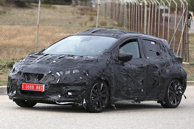 Trotz starker Tarnung lassen sich die Grundzüge des Designs erkennen: der Kleinwagen wird maskuliner, eckiger, markanter und größer