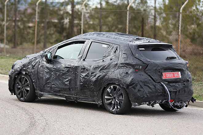 Die Dachhutzen sind wohl nur ein Ablenkungsmanöver, beim hinteren Türgriff ist das fraglich. Stehende Spiegel werden Standard