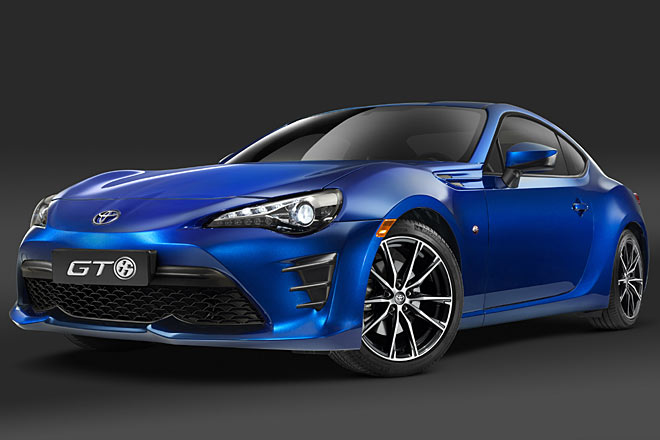 Toyota zeigt den überarbeiteten Sportwagen GT86. Kennzeichen sind ein vergrößerter Kühlergrill und LED-Scheinwerfer mit integriertem Blinker