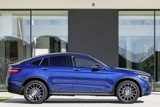 Das Coupé ist acht Zentimeter länger und vier niedriger. Schon die A-Säule verläuft flacher, aber die wirkliche Differenzierung findet ab der C-Säule statt