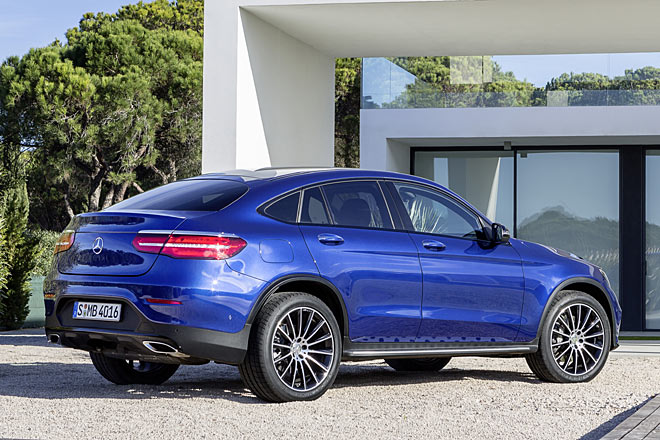 Große, etwas aufgehübschte Rückleuchten und eine vom Nummernschild befreite Klappe kennzeichnen das Heck