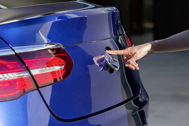 Anders als beim S-Klasse Coupé dient der Stern am Heck sowohl als Griff als auch als Unterbringung für die serienmäßige Rückfahrkamera