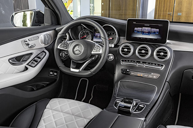 Blick ins Interieur: Den dominanten Bildschirm, den Lenkrad-Wählhebel und die etwas uneleganten Instrumente muss man mögen, die Mittelkonsole ist chic