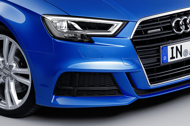 M�chtig dick auftragen ist Motto der Frontsch�rze bei S-line-Paket, das fast alle Fotomodelle tragen