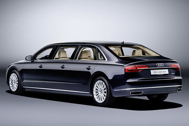 Mit 6,36 Metern �berragt der A8 L extended sogar den einstigen Maybach 62. Fahrzeug und Radstand wurden um 1,03 Meter gestreckt, das Dach mit einer gro�en Glasfl�che versehen