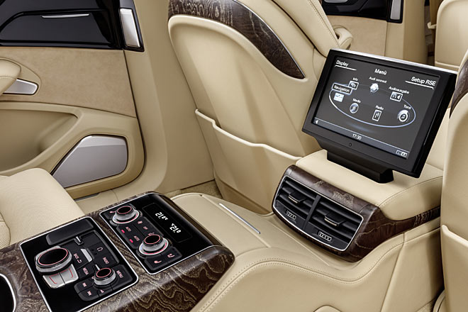 ... mächtigen Konsole inklusive Bedienelementen, Kühlbox und Monitor getrennt sind. Schrägen Luxus wie integrierte Champagnergläser hat das Auto nicht