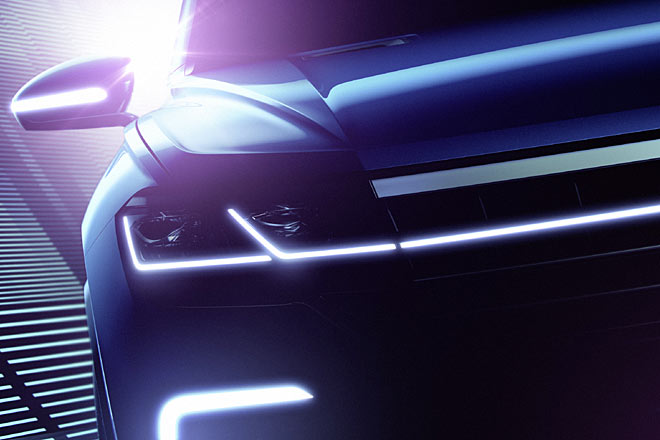 Die beleuchtete Grillstrebe ist nur Show, das Tagfahrlicht wirkt erstaunlicherweise zurückhaltender als etwa beim Passat. Die unpassenden LED-Bögen in der Schürze bleiben auf die Hybrid-Variante beschränkt