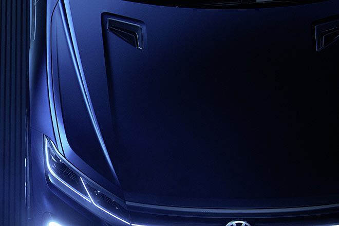 Die Haube behält den breiten Verlauf, bekommt aber eine scharfe, auffällige Sicke