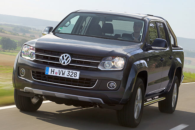 Die runden Elemente entfallen zugunsten einer eckigen Gestaltung. Im Bild ein Amarok Highline ohne das bereits eingeführte LED-Tagfahrlicht